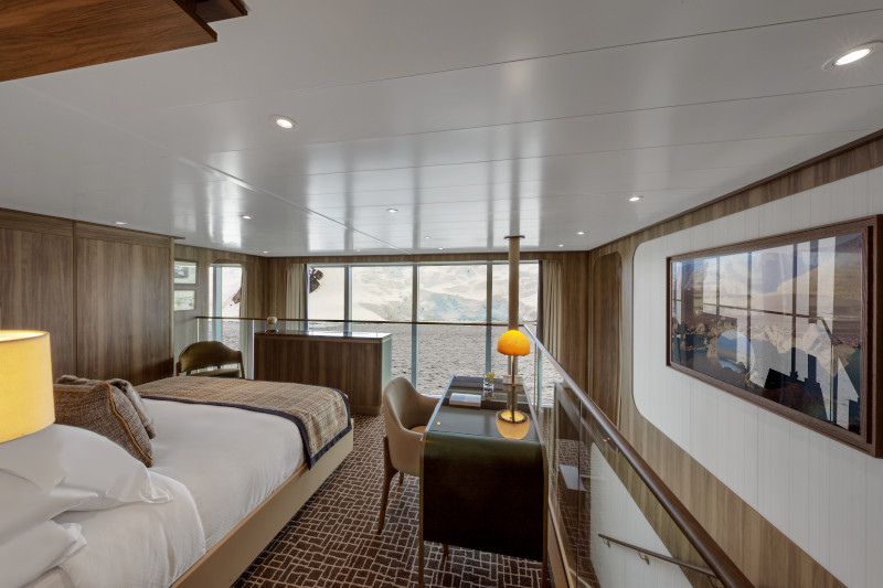073f7-seabourn-venture-wintergarden-suite-bedroom