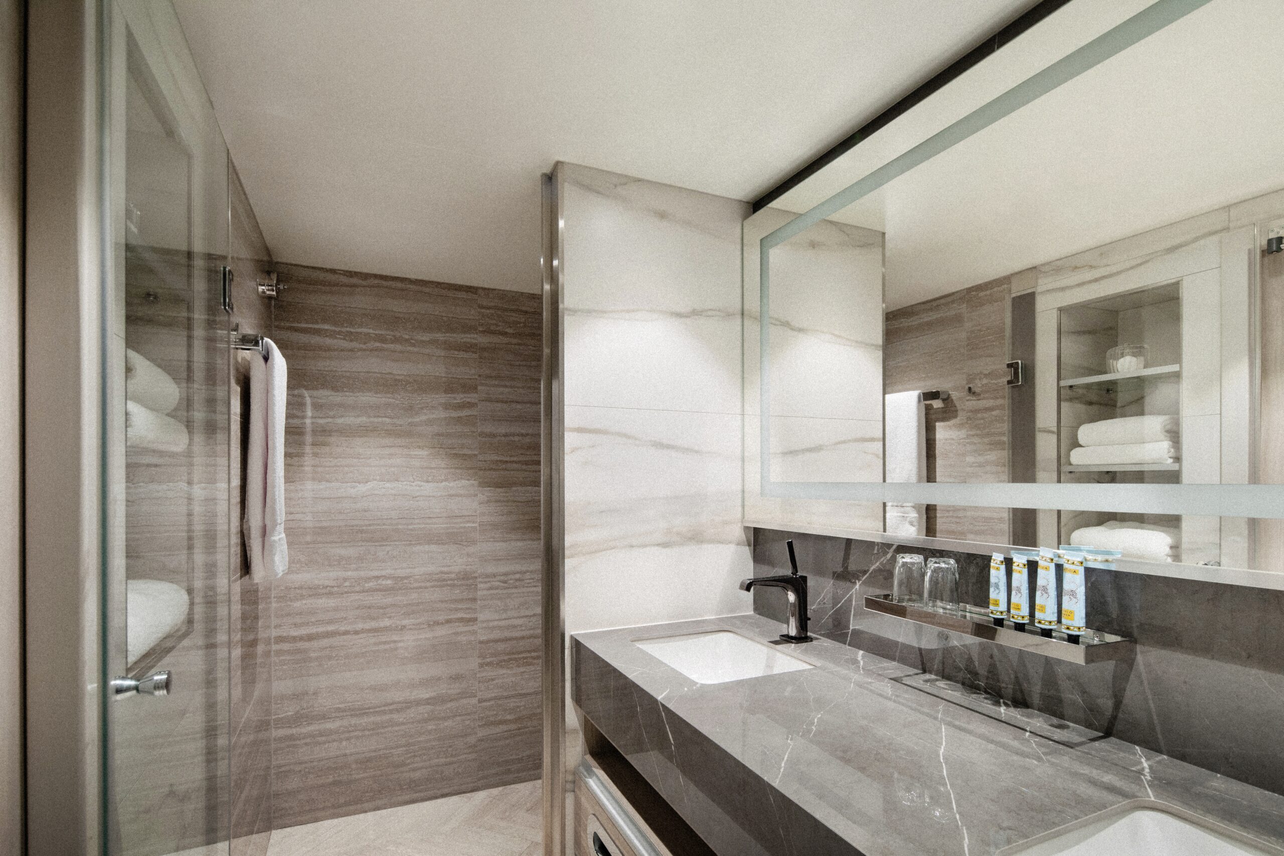 20230729-AKHO-CrystalCruise-AquamarineVeranda Suite2018 Room10106-03