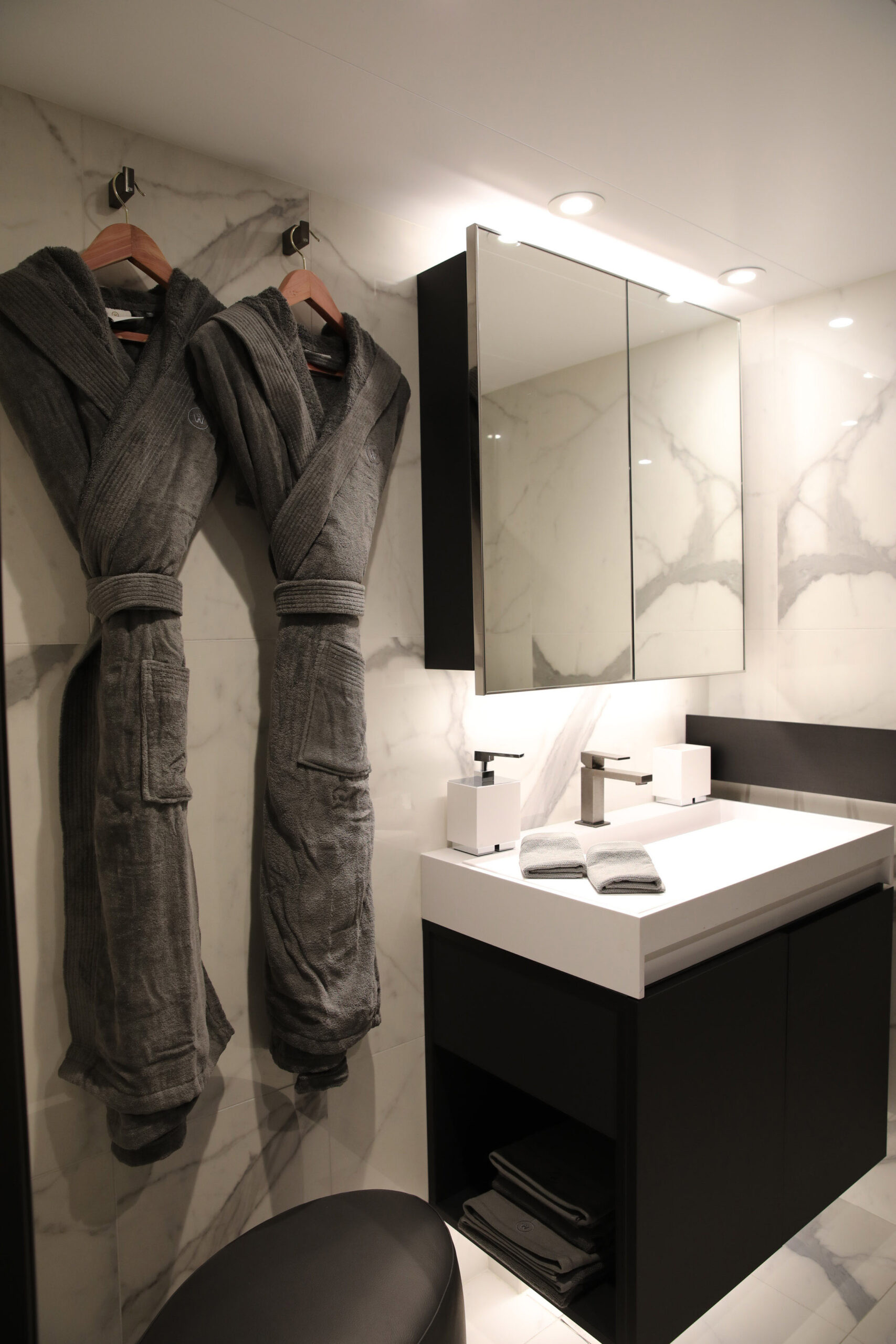 SE_Deluxe_Verandah_Suite_Shower_001