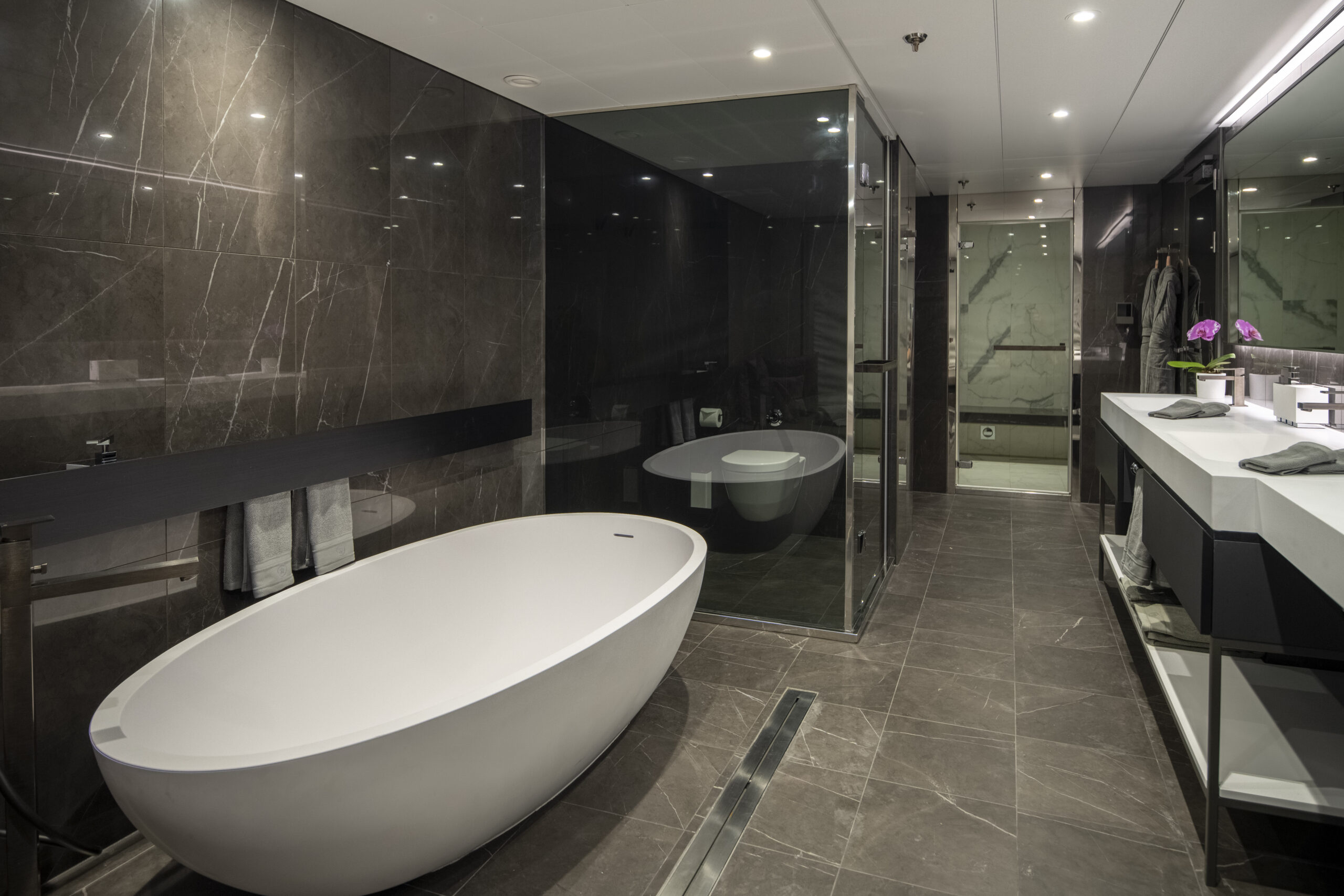 SE_Owners_Penthouse_Suite_Bathroom_001