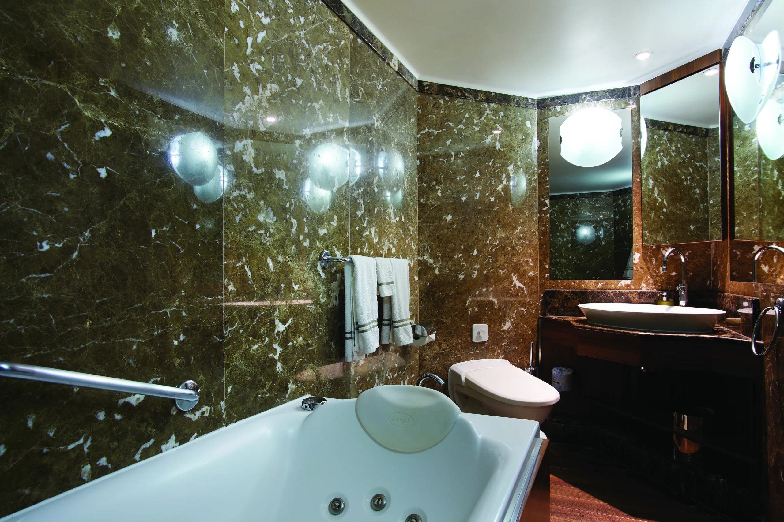 SSC_SW_GrandSuite_Bathroom_8843