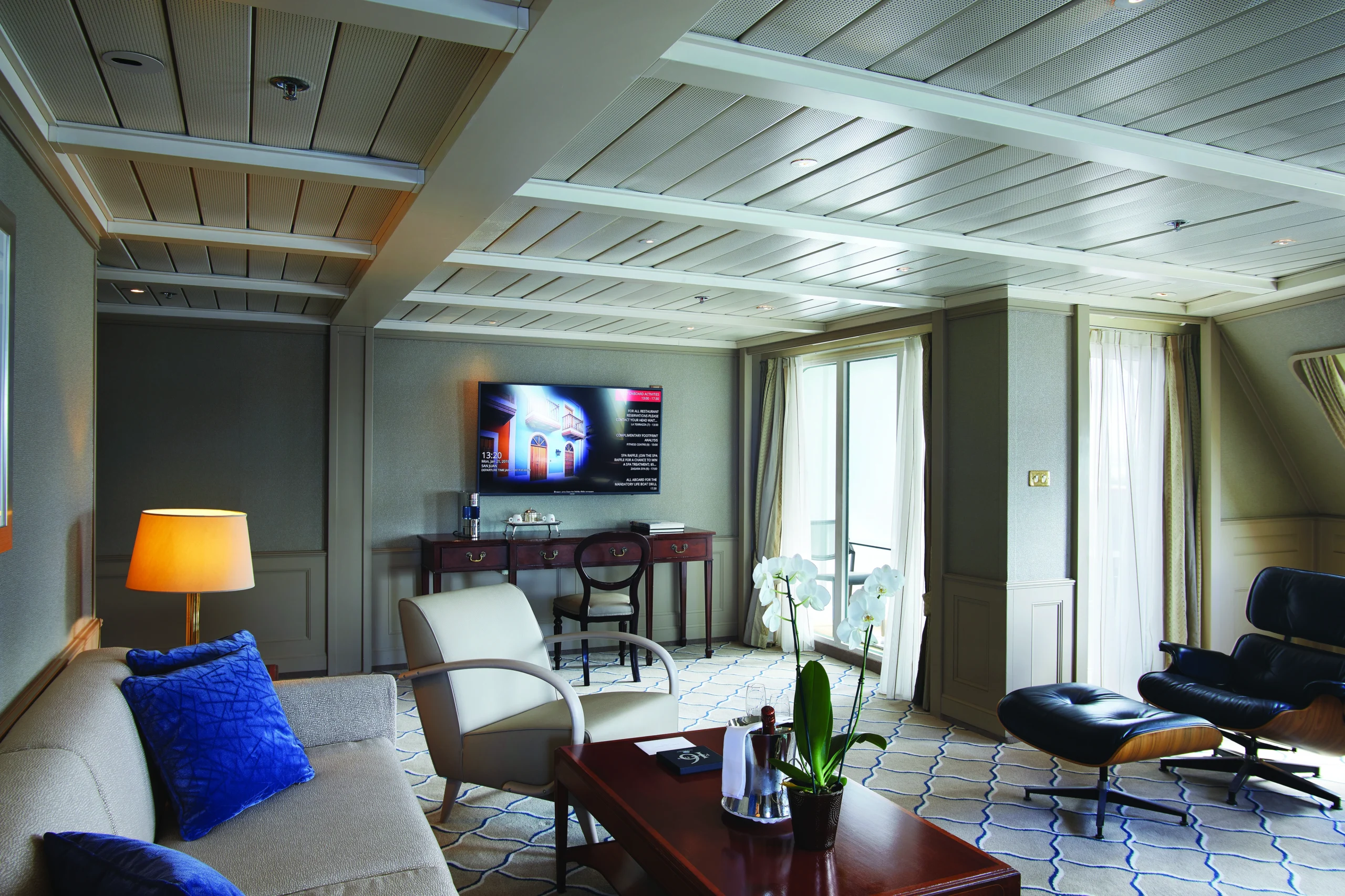 SSC_SW_GrandSuite_Living_8841
