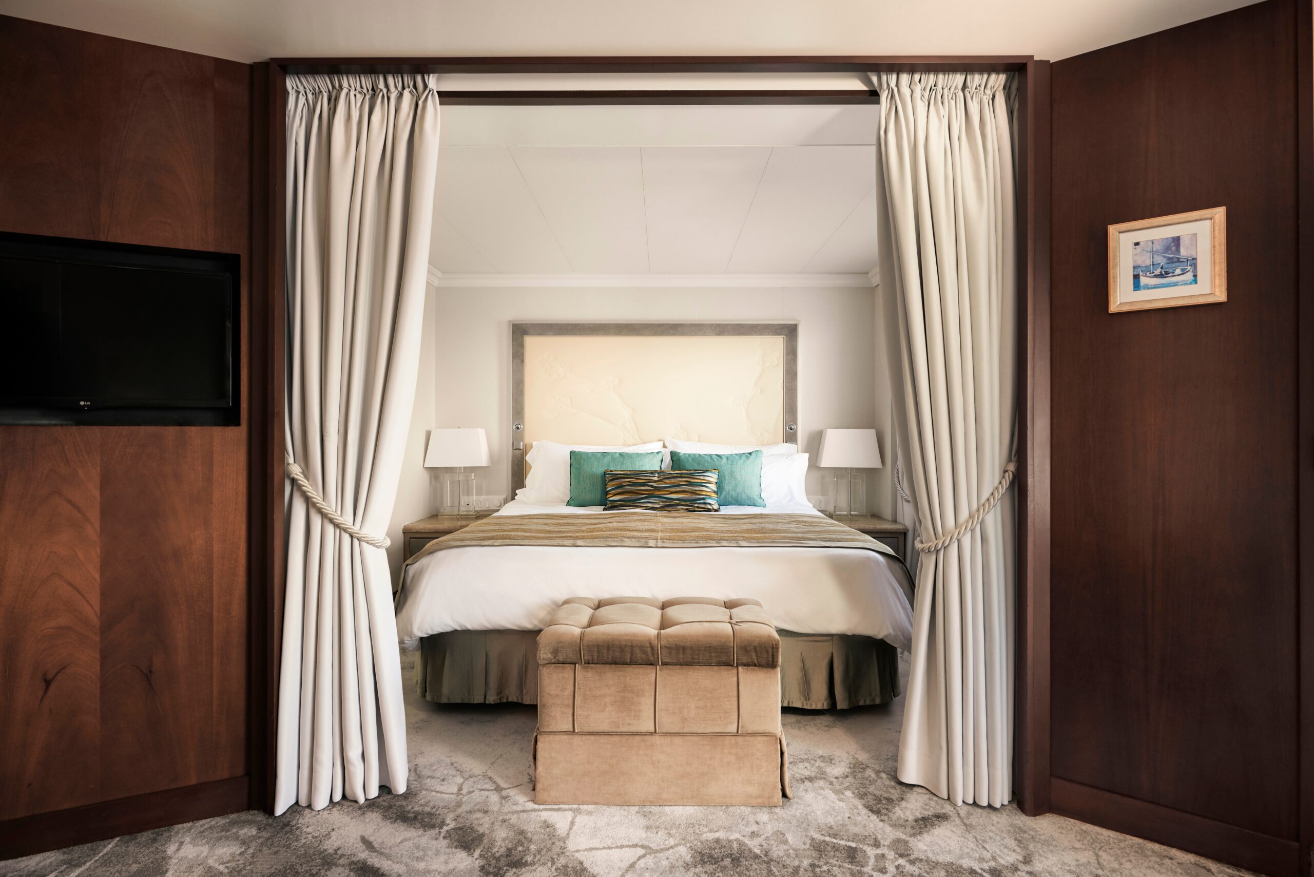 Sapphire Veranda Suite 230826_CRYSTAL_SYMPHONY_1005_BED_1096 1_300DPI_V1